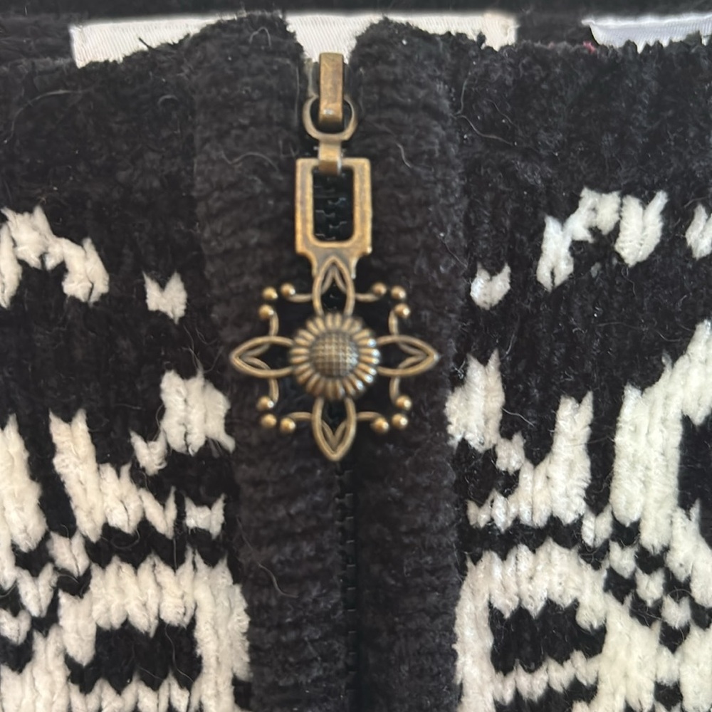 Alfred Dunner Black and White  Christmas /Winter Sweater with Skating Motif 3X - Picture 9 of 10